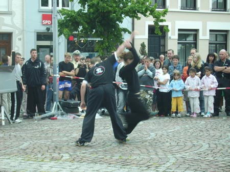 0.1 Nicole & Alex demonstrieren Selbstverteidigung