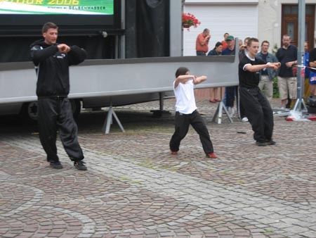 2.4 Manuel, Valeria und Alex demonstrieren Selbstverteidigung
