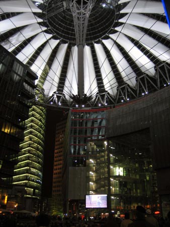 0.7 Sony Center... Einfach cool!