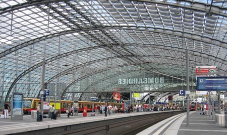 0.7 Blick vom Bahnsteig in die Bahnhofshalle
