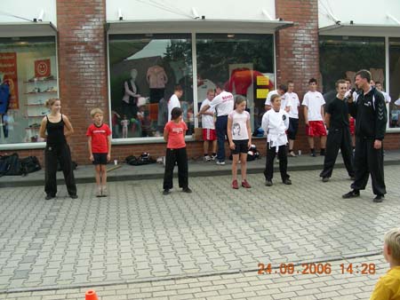 1.1 Manuel kündigt die sportliche Ehrenauszeichnung für Nicole an