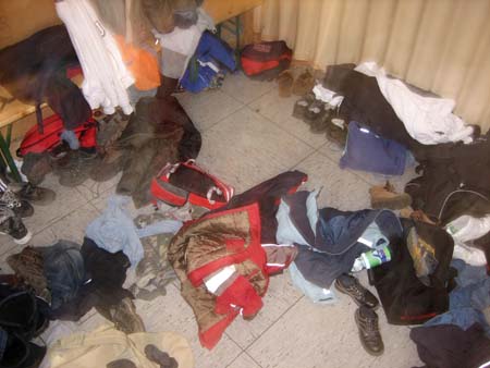 3.0 Die Herrenumkleide, Manuel sucht seine rechte Socke