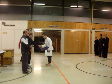 1.3 Der Alex erhält seine Urkunde und seinen Paß