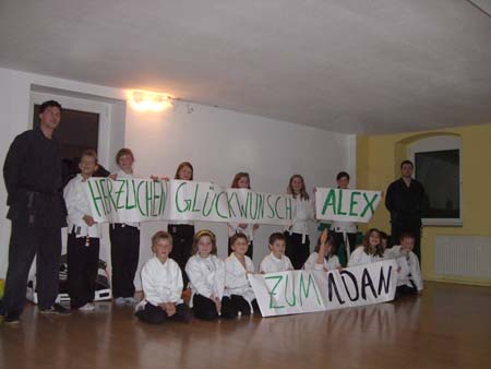 0.1 Überraschungsparty für Alex. Trainingsraum war dunkel, Alex macht das Licht an und was sieht er.... s. Bild. Ganz links der Manuel und ganz rechts der Marcel