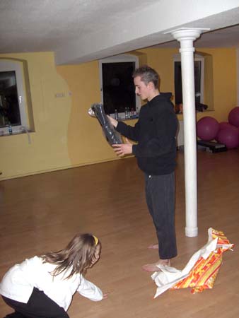 0.4 Schön verpackt. Alex hat soeben einen Prüferstempel erhalten, hier packt er gerade seinen nagelneuen schwarzen Anzug aus