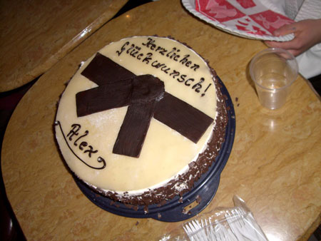 0.8 Was wäre eine Schwarzgurtbestandeneprüfungsfeier ohne passenden Kuchen