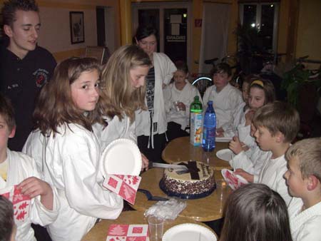 0.9 Nicht drängeln, jeder erhält ein Stückchen. Tja Alex, mit so einer Feier  hast du nicht gerechnet, gell