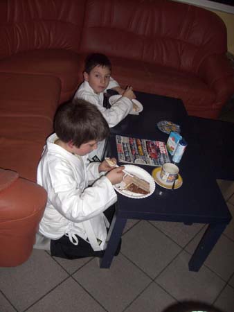 1.2 Auch die Kinder freuen sich über die bestandene Prüfung Ihres Trainers, und auch über den Kuchen