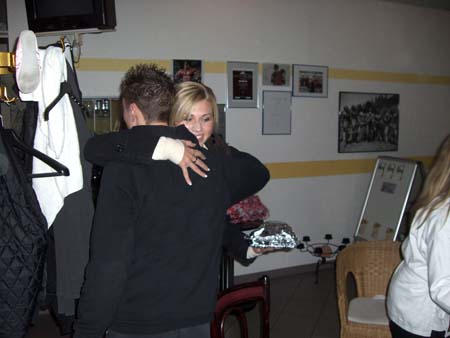 1.3 Glückwünsche aus allen Reihen. Alle hielten komplett dicht (auch die Kinder), Alex wurde total überrumpelt. So muß es mit Überraschungen sein