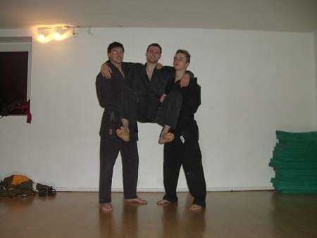 2.4 Oh man, was tut ihr denn da... Was für ein Abschlußbild. Noch einmal Herzlichen Glückwunsch, Alex, zu deinem 1. Dan