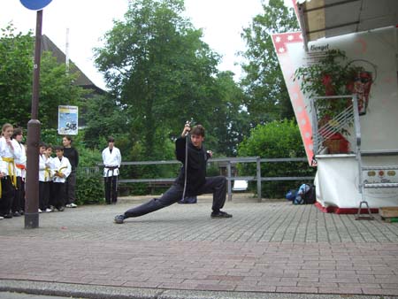 2.1 mein Gott... das rechte Bein muß gaaaaanz durchgestreckt werden