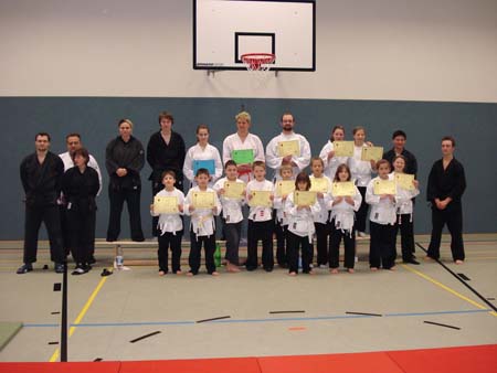 0.6 Das Gruppenphoto... Na, das müssen wir jetzt erst mal bearbeiten, man schaue es sich genau an und vergleiche es mit dem nun kommenden Bild...