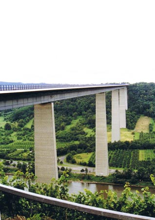 0.1 Nach Simmern fährt man über die Moseltalbrücke, hier kann man, dank Aussichtspunkte und ausreichend Parkplätze, sich eine kurze Pause gönnen