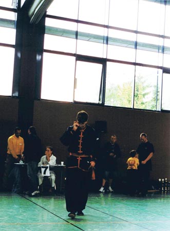 5.2 Manuel setzt seine Brille auf und verläßt die Kampffläche