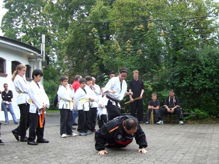 1.3 Lorena bei der Selbstverteidigung mit Ihrem Dad