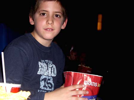 0.7 Ah ja, der Afrem. Leider konnten nicht alle Kinder mit an diesem Tage, aber dennoch, die mittlere Reihe im großen Kino war unsere, yeah!
