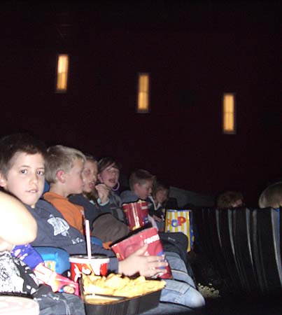 0.8 Ein paar Kindern zufolge haben Alex und Manuel am Lautesten an einigen Stellen des Films gelacht... Kann ja gar nicht sein... Wir waren gaaanz leise, ehrlich