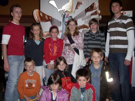 0.9 Das Abschlußbild. Tja, da sind ein paar schon abgehauen... Naja, so passen wir alle wenigstens aufs Bild. Bei dem Film und vor dem knipsen dieses Bildes hieß es 'Cheeeeeeeeese'