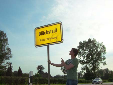 0.1 Manuel vor dem Ortseingangsschild, welch' Wortspiel