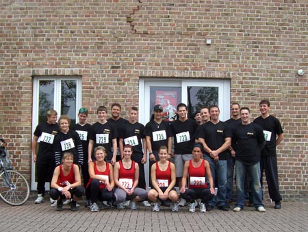 0.1 Die Rheinberger FitLine Starter vor dem Lauf. Der fünfte von rechts der Alex und der ganz rechts der Manuel