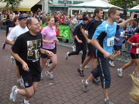 1.1 Da ist der Alex... Nicht gefunden, schaut mal gaanz links, er schaut so, äh, komisch