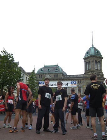 2.0 Manuel links und Juli rechts... Kurz vor dem 10.000m Lauf