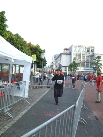 2.9 Na, bitte, Manuel läuft durchs Ziel