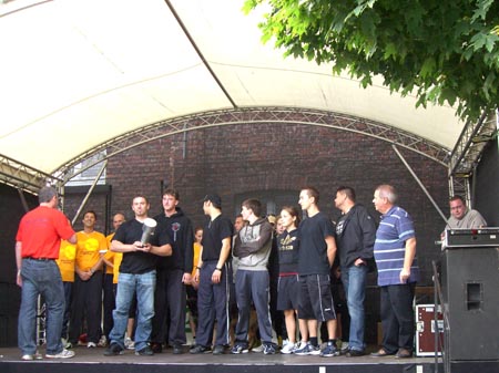 3.7 Stolz trägt Henry den Pokal... Glückwunsch an das gesamte Team.