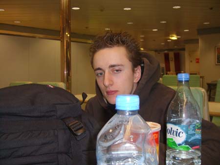 0.0.1 Auf der Fähre von Calais nach Dover... Alex schaut müde aus