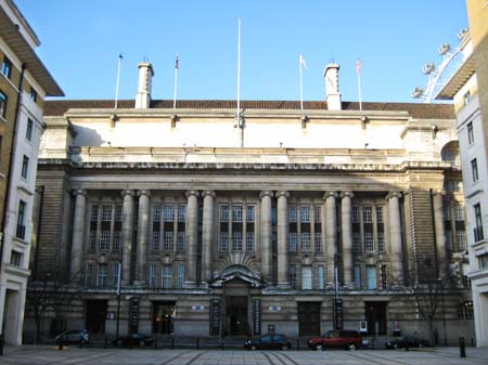 0.1.0 Die County Hall, rechts hinten seht ihr das London Eye