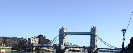 0.2.0 Die Brücke ist bekannt aus Funk und Fernsehen, schon toll auch einmal hier zu stehen