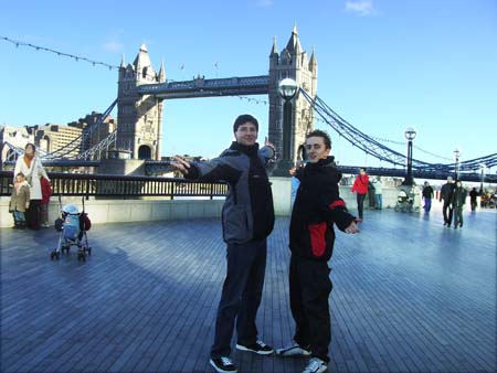 0.2.1 Hier sind die beiden wieder, schauen auf die Kamera nieder