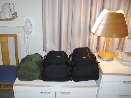 0.2.5 Die beiden schwarzen Rucksäcke sind HighTech Behälter, sieht man ihnen nicht unbedingt an...