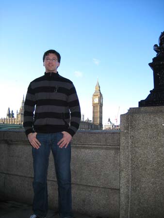 0.3.0 Der Manuel und im Hintergrund der Schiefe Turm von Pisa