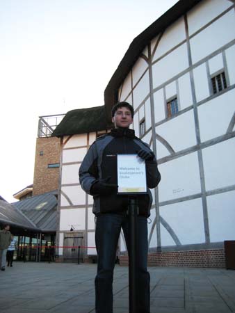 0.4.2 Hier steht der Manuel vor dem Shakespeare Theater. Vor einigen Jahren, ganz nebenbei, hat er sich hier Julius Caesar angeschaut