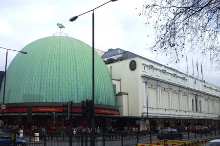 0.4.8 Hier das legendäre Madame Tussaud... In der Kuppel war früher ein Planetarium, nun gehört es auch zum Wachsfigurenkabinett