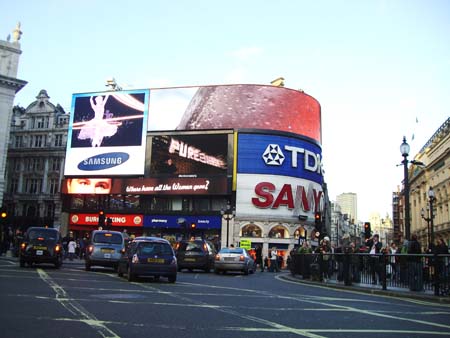 0.7.5 Und nochmal... Die Straße runter wird man satt, denn da gibts Pizza Hut