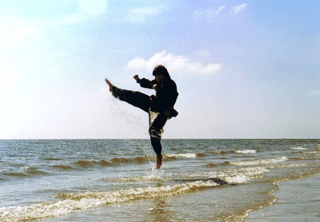 2.4 Manuel mit Mawashi Tobi Geri, naja, das geht doch auch höher, oder