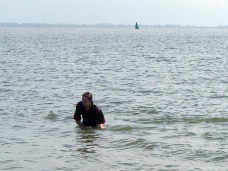 2.5 Sabrina mit dem ganzen Kampfanzug im Wasser