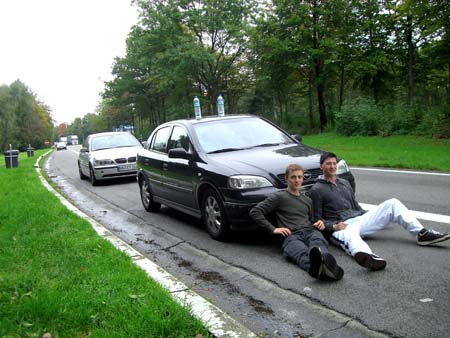 0.0.1 Auf dem Weg nach Paris. Alex und Manuel machen eine Pause