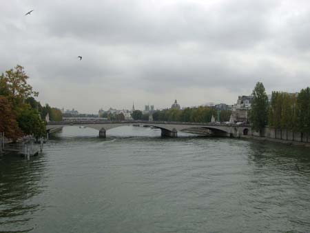 0.2.4 Zentriert mittig kann man die Türme des Notre-Dame erkennen