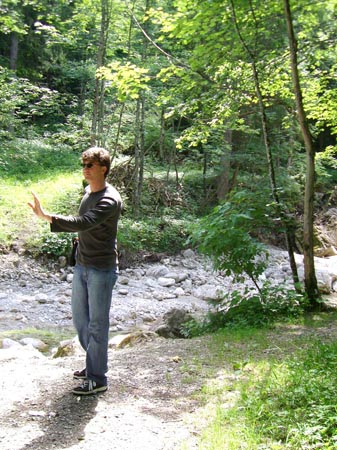 0.3 Manuel mit Hand am Halter... Sieht irgendwie aus wie ein Blinder, der, ach ich weiß auch nicht...