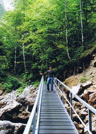1.8 Der Manuel, im LongSleeve war doch recht warm; naja, dieser Weg führt direkt zur MArientalbrücke, von dort hat man mit die schönste Aussicht auf....