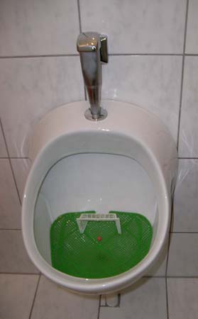 3.1 Das mußte festgehalten werden. Noch nie gesehen. Pfiffige Idee. Das Runde muß in das Eckige. So wird auch die Halbzeit zum Erlebnis