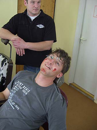 4.1 Schürfwunden, Kratzer usw, Manuel sieht aus wie nach einer für ihn unglücklich verlaufenenen Schlägerei....