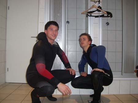 0.3 Im Neoprenanzug aus der Position hoch, gar nicht so schwer, aber erst mal runter kommen