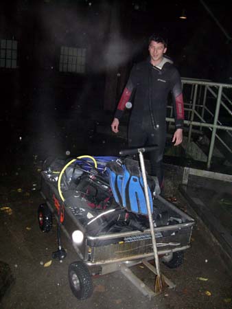 0.4 Vor dem Gasometer, Manuel wirft einen Blick auf die Ausrüstung