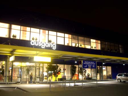 2.6 Immer im Anschluß an die Tauchabende gingen Manuel & Alex bei Ikea Hot Dog essen