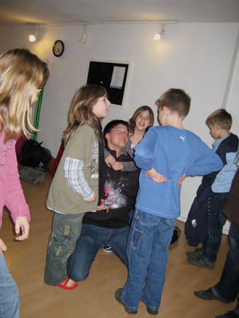 0.4 Der Manuel bekommt von ein paar Kindern ein Weihnachtsgeschenk