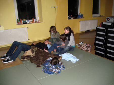 0.8 Große Pause... Essen, trinken und Toilette. Manuel platt auf dem Boden, Medina hält ihm die Hand